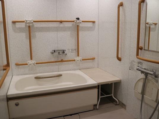介護用清潔な浴室