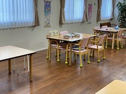 明るい食堂の机と椅子