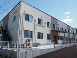 明るい外観の建物