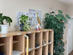 明るい雰囲気の休憩スペース