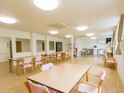 明るい食堂の様子