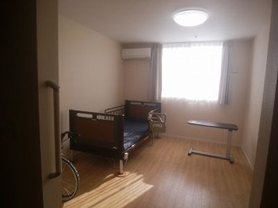 明るい個室の居室