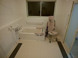 バリアフリー設計の浴室