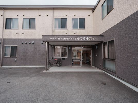 施設のエントランス