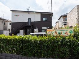 明るい外観の建物