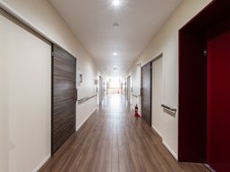 広々とした明るい廊下