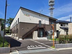 新築っぽい建物のエントランス