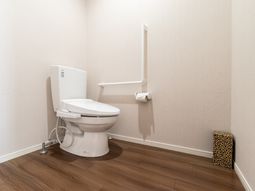 手すり付き清潔なトイレ