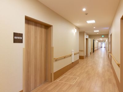 落ち着いた雰囲気の廊下