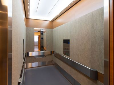 広々としたエレベーター空間