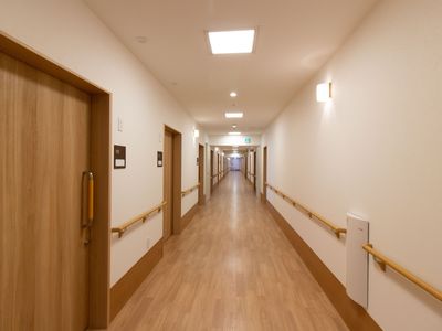 清潔で広い施設の廊下
