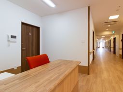 廊下の木目と赤い椅子