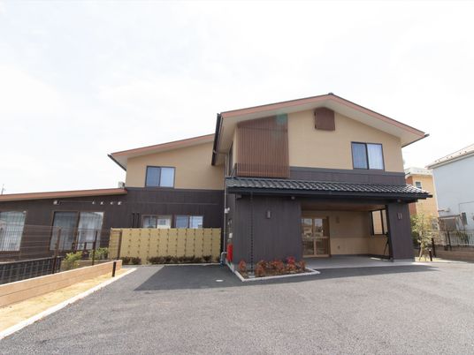 暖かみのある建物の外観