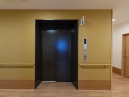 明るい配色のエレベーター前