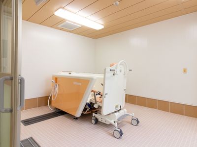 清潔で広々とした浴室