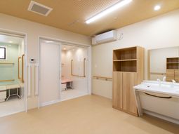 清潔な洗面台のある室内