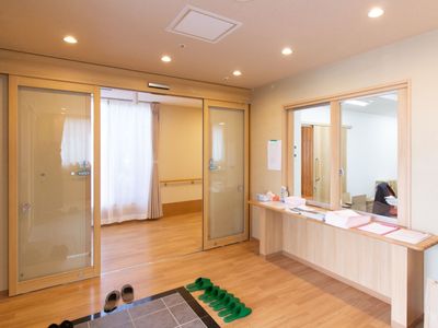 ゆったりとした受付エリア