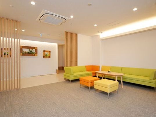 明るい休憩可能なラウンジ