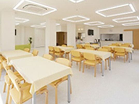 広々とした食堂での勤務イメージ