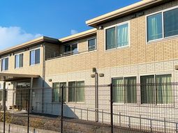 明るい日差しの外観