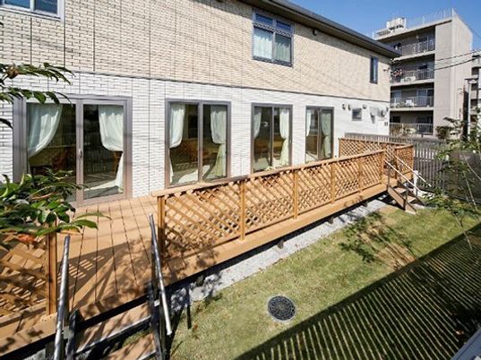 落ち着いた庭の見える施設