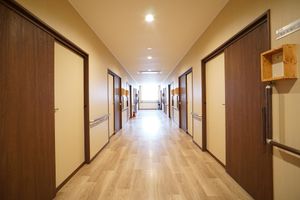 快適な施設の廊下