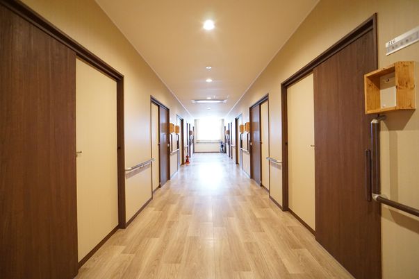 快適な施設の廊下