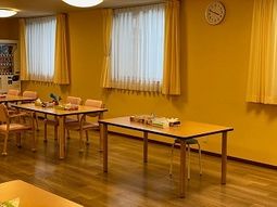 イエロー壁の明るい食堂