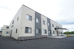 白とグレーの建物の外観