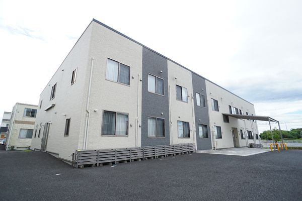 白とグレーの建物の外観