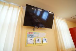 テレビとカレンダーの壁面