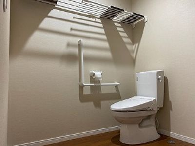 手すり付きトイレです