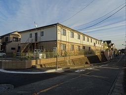 朝日を浴びる建物の外観