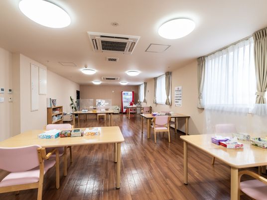 ケア施設のラウンジ風景
