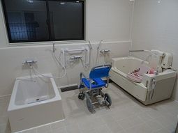 バリアフリー設計の浴室