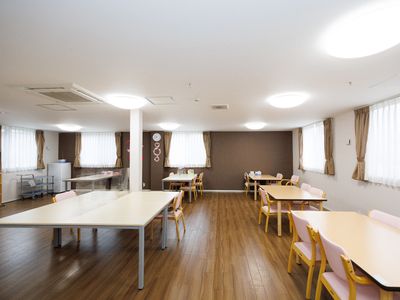 明るい食堂の仕事場