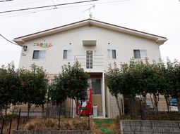 白壁の建物外観