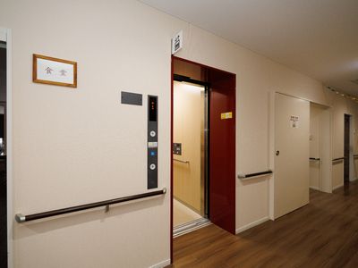 快適なエレベーター付き廊下