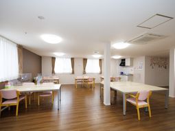 明るい共用ダイニングルーム