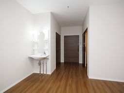 明るい洗面所の廊下