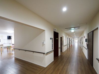 明るい職場の代表的な廊下