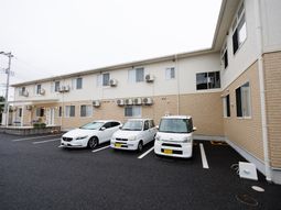 建物外観と駐車場