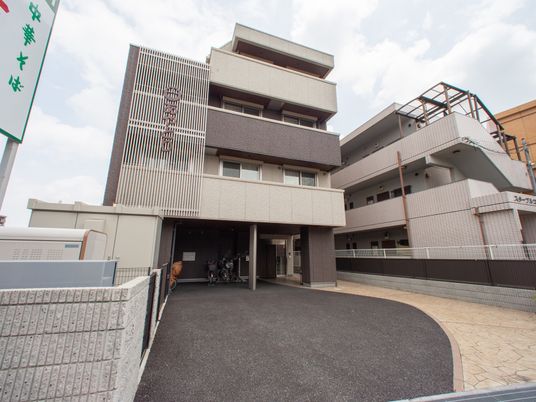 広々した外観の施設