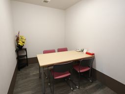 シンプルな会議室