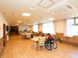 広々とした採光のダイニングエリア