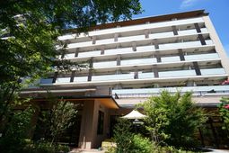 明るい建物の外観