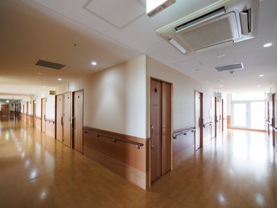 明るく広々とした廊下