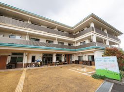広々した建物のエントランス