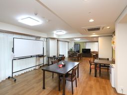 多目的スペースの明るい室内