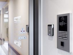 セキュリティシステム付きドア